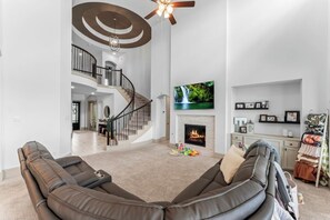 TV connectée, cheminée, chaîne hi-fi