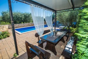 Outdoor dining - Villa with air conditioning and pool (Poreč)