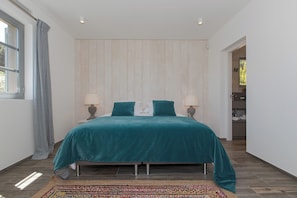 6 bedrooms, iron/ironing board, WiFi, bed sheets