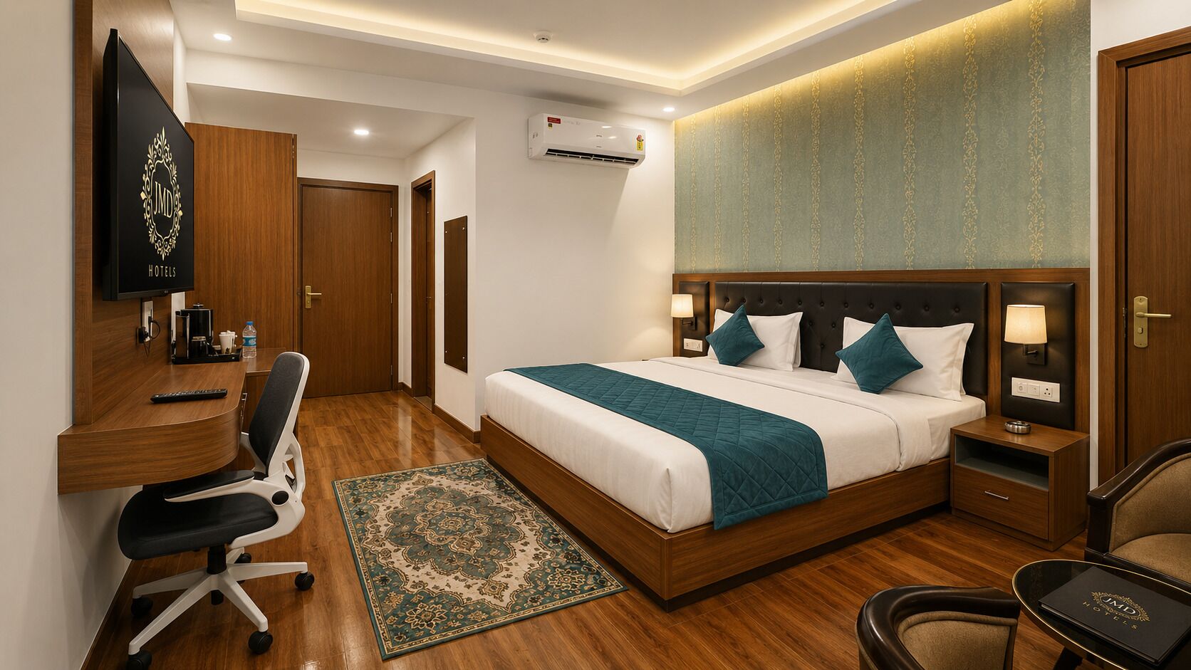 Una habitación de hotel con cama, mesitas de noche, escritorio, silla, alfombra y aire acondicionado.