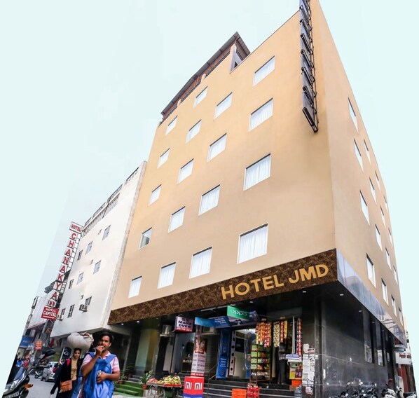 Front of property - Hotel JMD - Managed by Kian (New Delhi)