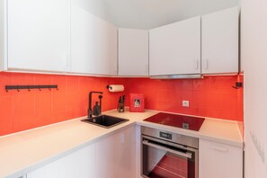 Fridge, microwave, oven, stovetop - Boutique apartment in Freising, near Munich and Munich Airport (Freising)