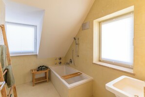 Amenidades de baño ecológicas, secadora de cabello, toallas, jabón 