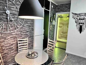 Dining - Cozy 1 Bedr,1 Livingr,1Kitchen,Bath+Tub balcony minutes fr the❤️Of Stockholm city (Stockholms län)