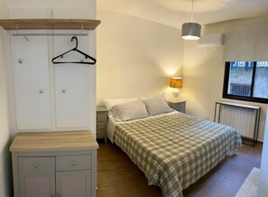 1 makuuhuone, silitysrauta/-lauta, vuodevaatteet