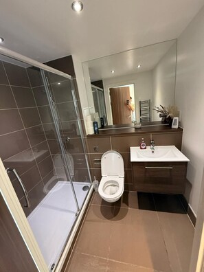 Douche, sèche-cheveux, serviettes fournies, savon