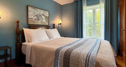 5-bedroom Century Farm Cottage on 4 acres