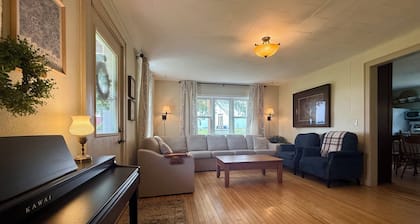 5-bedroom Century Farm Cottage on 4 acres