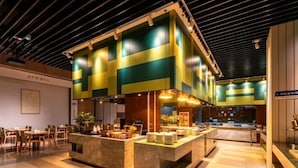 A modern restaurant with a geometric design, a counter, and seating area. - Yancheng Baolong Yiyue Select Hotel (Yancheng)