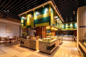 Un restaurant moderne au design gĂ©omĂ©trique, dotĂ© dâun comptoir et dâun espace rĂ©servĂ© aux clients.