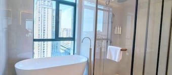 Yancheng Baolong Yiyue Select Hotel