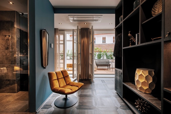 Famous Suite | 1 bedroom, in-room safe, desk, free WiFi