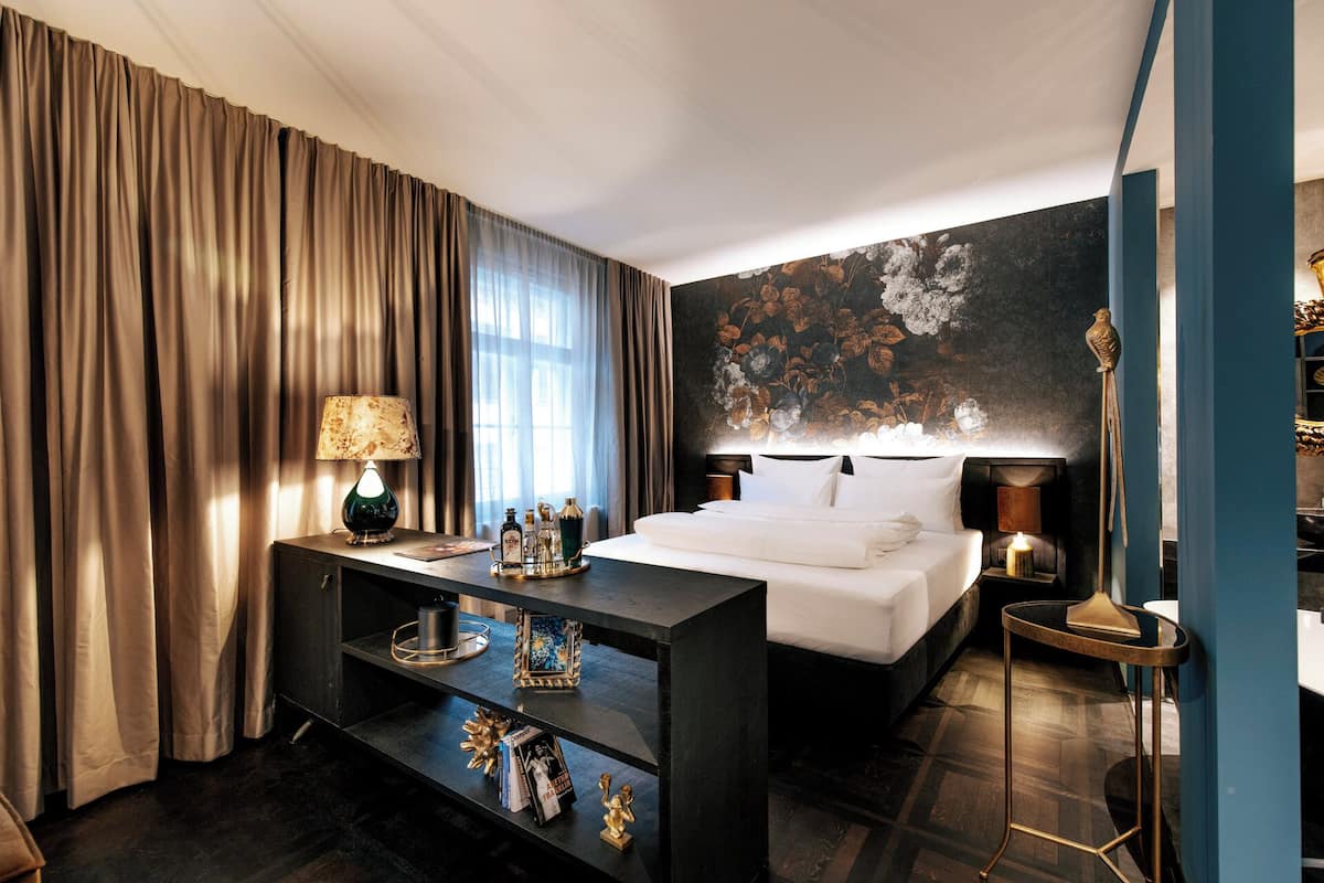 Famous Suite | 1 Schlafzimmer, Zimmersafe, Schreibtisch, kostenloses WLAN