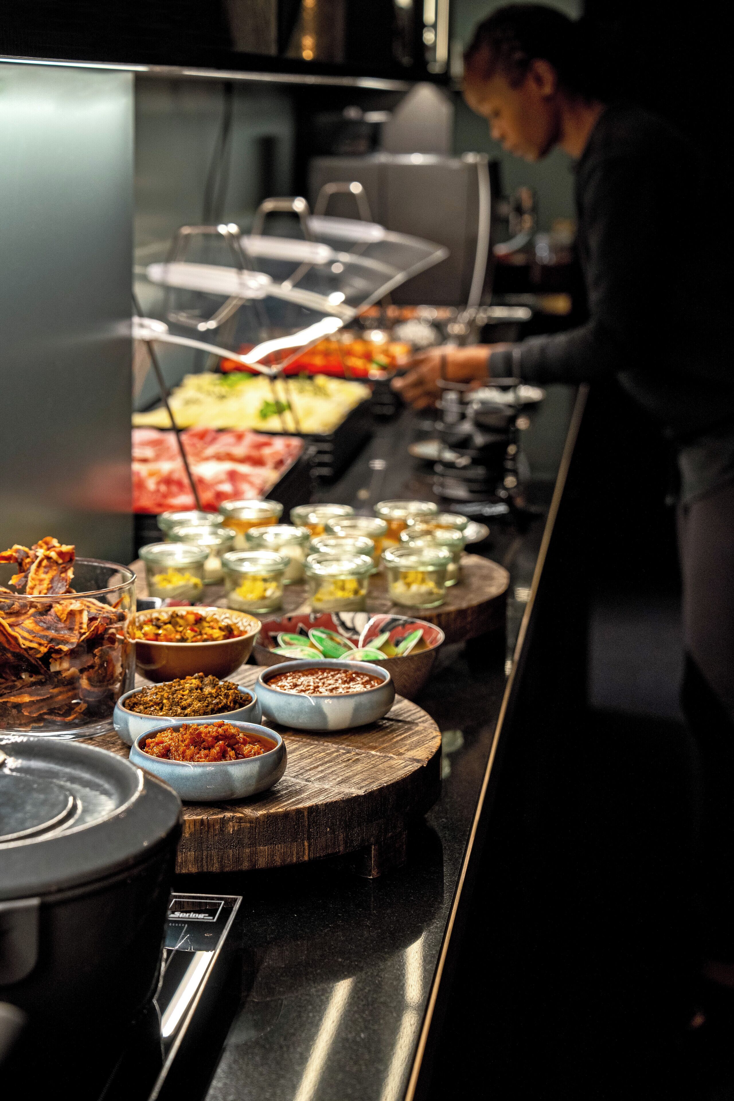 Ein reichhaltiges Buffet mit verschiedenen Speisen und Beilagen.