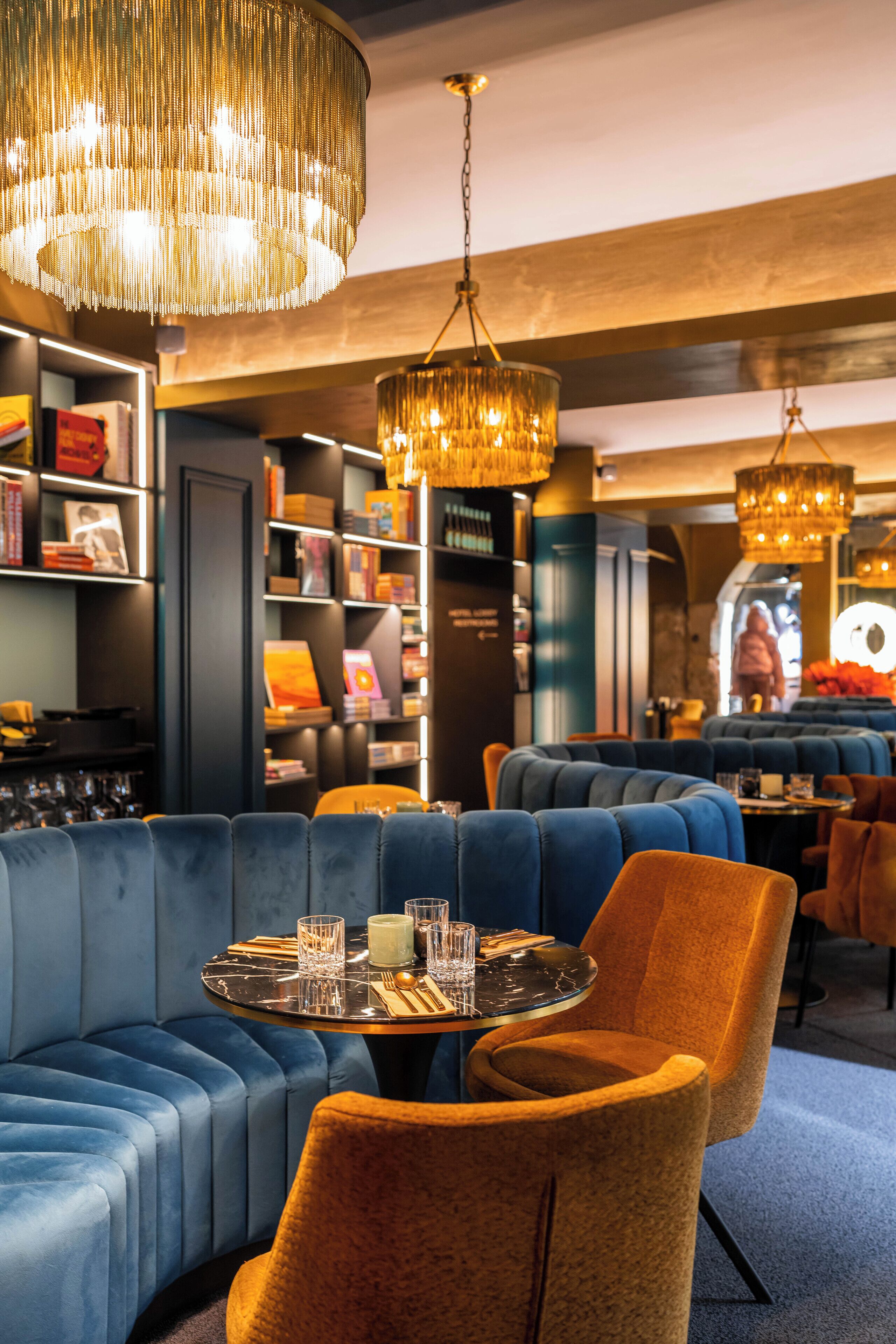 อาหารเช้าแบบบุฟเฟ่ต์ทุกวัน (EUR 23.00 ต่อคน)