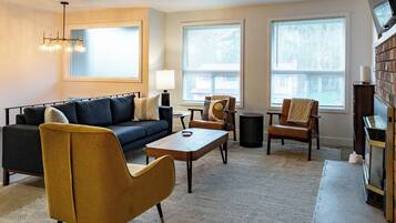 Una Smart TV, una chimenea, una mesa de tenis de mesa, libros