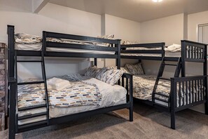 4 Schlafzimmer, Bügeleisen/Bügelbrett, Reisekinderbett, kostenloses WLAN