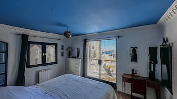 5 bedrooms, in-room safe, desk, WiFi