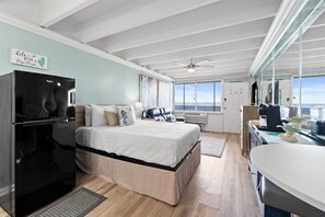 WiFi (free), bed sheets - Beachfront Studio, Sleeps 2, Pool (Panama City Beach)
