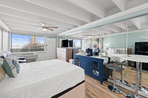 Free WiFi, bed sheets - Beachfront Studio, Sleeps 2, Pool (Panama City Beach)