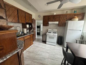 Kjøleskap, mikrobølgeovn, ovn og kokeplater