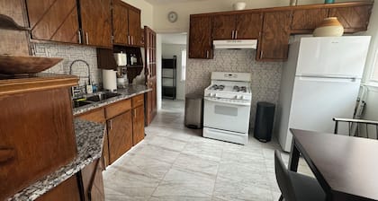 Cozy 1-bedroom apartment with WiFi, minutes from lovely Whiting downtown