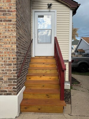 Exterior detail - Cozy 1-bedroom apartment with WiFi, minutes from lovely Whiting downtown (Whiting)