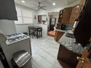 Fridge, microwave, oven, stovetop - Cozy 1-bedroom apartment with WiFi, minutes from lovely Whiting downtown (Whiting)