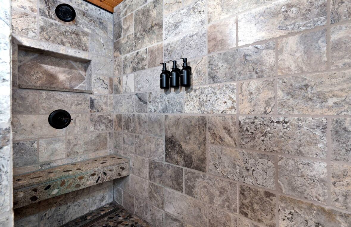 Douche, sèche-cheveux, serviettes fournies, savon