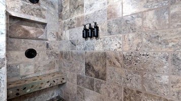 Douche, sèche-cheveux, serviettes fournies, savon
