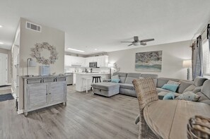 TV - 1 bd 1.5ba, Sleeps 6, 4 Pools, Pickle Ball, Putt Putt (Panama City Beach)