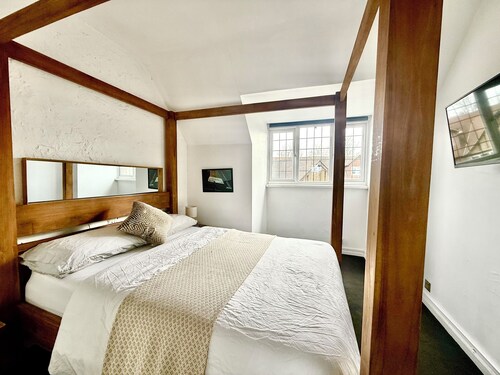 Cosy Family One Bedroom flat with private Kitchen