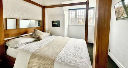 Cosy Family One Bedroom flat with private Kitchen