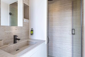 Shower, hair dryer, towels