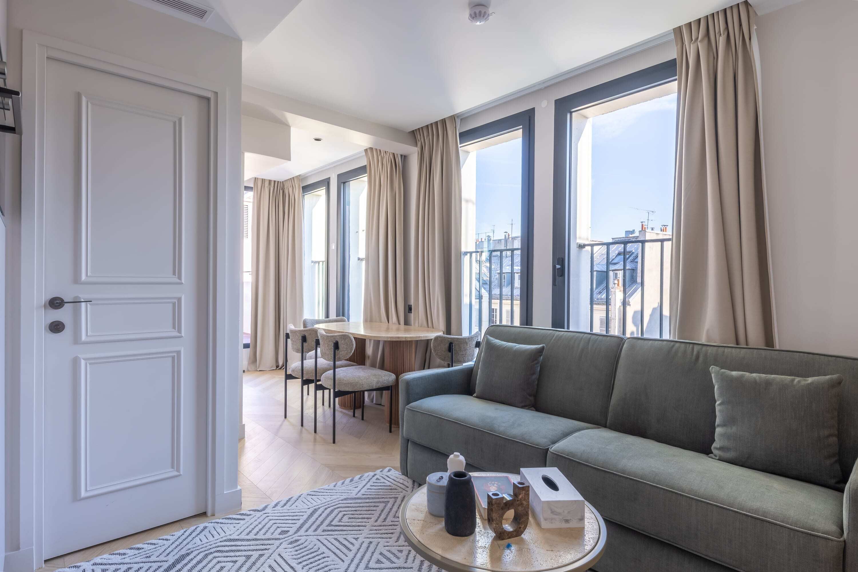 Tv, böcker och kontor