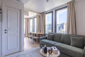 Una televisión, libros, una oficina