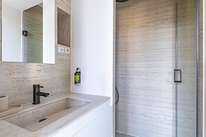 Dusche, Haartrockner, Handtücher