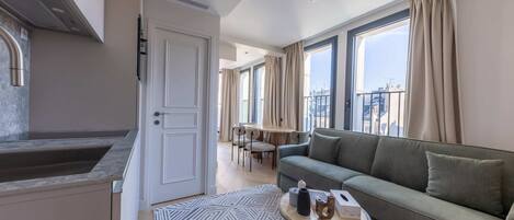 TV, bøker og kontorer