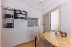 Réfrigérateur, micro-ondes, four, plaque de cuisson