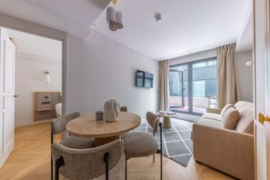 Tv, böcker och kontor