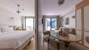 1 habitación, escritorio, tabla de planchar con plancha y wifi