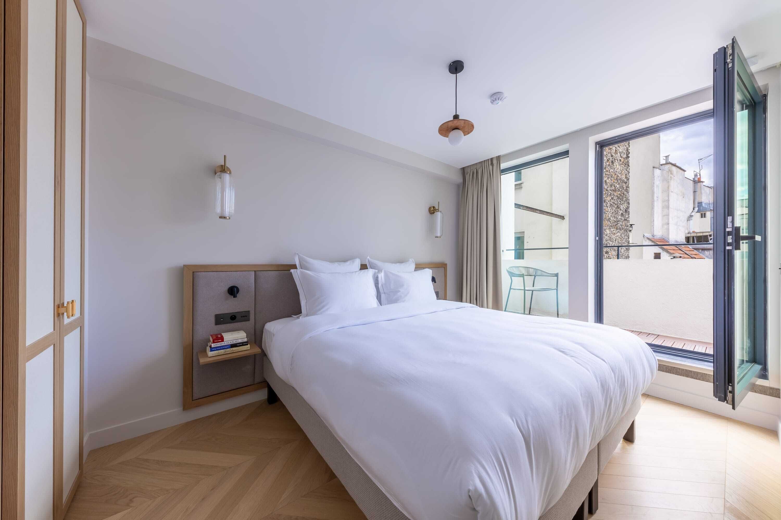 1 dormitorio, escritorio, tabla de planchar con plancha y wifi