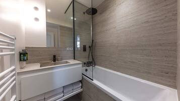 Ducha, secador de pelo, toallas