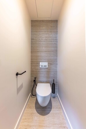Shower, hair dryer, towels, shampoo