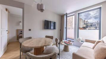 Televisión, libros, oficina