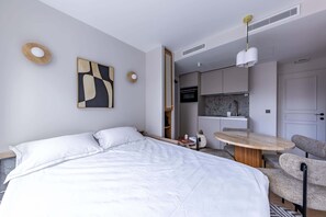 1 bedroom, desk, iron/ironing board, WiFi