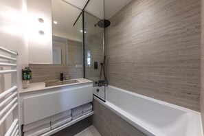 Shower, hair dryer, towels, shampoo