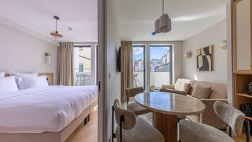 1 habitación, escritorio, tabla de planchar con plancha y wifi