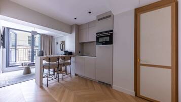 Réfrigérateur, micro-ondes, four, plaque de cuisson