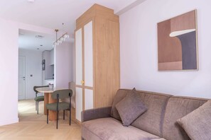 TV, bøker og kontorer